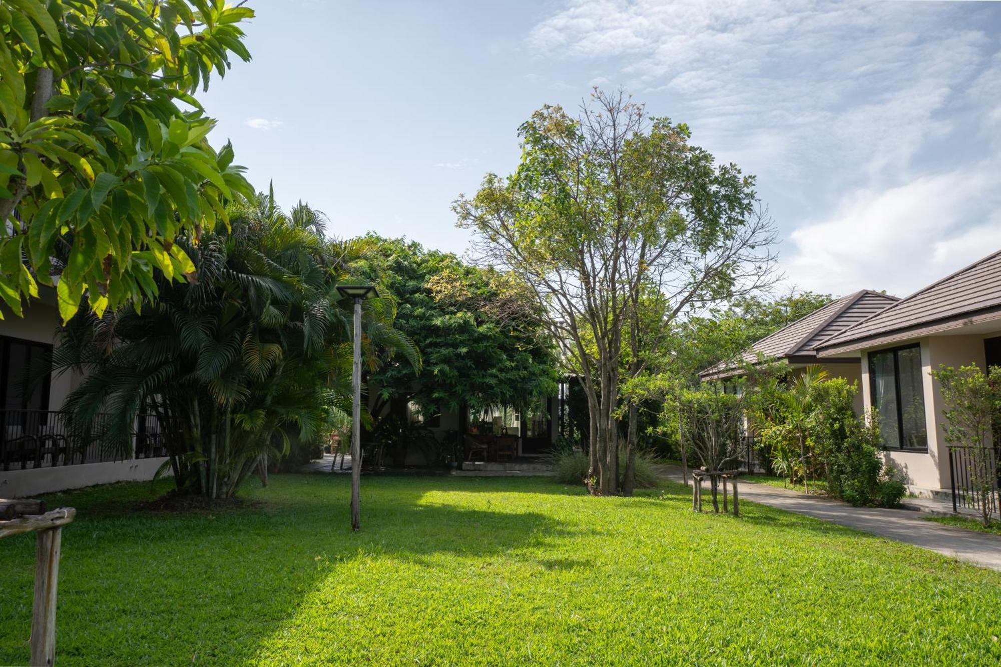 Ploen Pirom Hotel Bangkok Ngoại thất bức ảnh